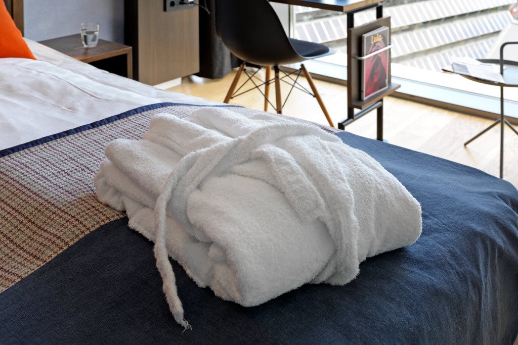 Copyright: : Elin Strömberg © 2016 Superior extra room, bathrobe